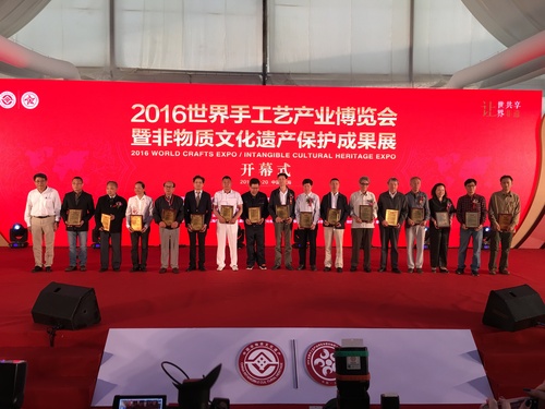 颁发中国巨匠榜导师荣誉证书